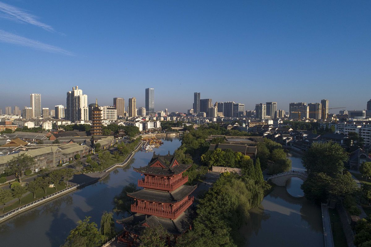 2019年5月29日,江苏省淮安市,晨光中里运河畔的景观格外通透,碧水蓝天
