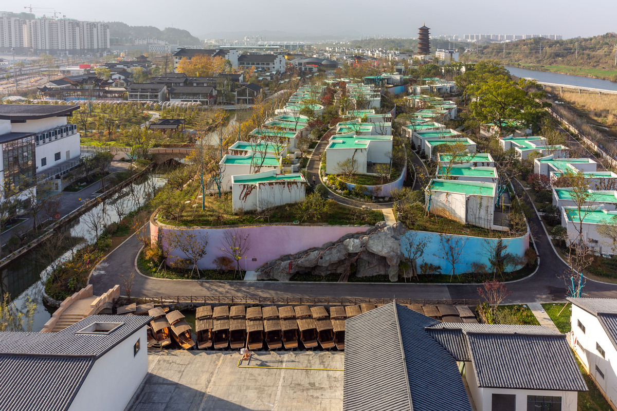 根据下列文字总结该设计的地理位置、人文环境、设计内容等相关信息——1项目地理位置三七镇位于浙江省东南部宁波市余姚市。地理坐标为东经12064度和北纬3008度。。位于绍兴市南郊是一座历史悠久的古镇。区之内交通便利高速公路、铁路贯穿全境是连接杭州、宁波的必经之路。。据光绪《慈溪县志》记载县西二十五里三七市月逢三、五、七、十城故名。全镇总面积68平方公里辖12个行政村3个居委会总人口32万余人。200