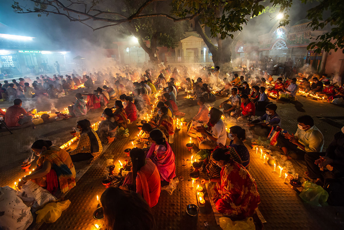 假设你是一位下凡的神灵在地球中还有另外三名下凡的神灵你们是朋友但是都失去了记忆和神力最近你遇到了一个女生你在潜意识里感觉她是那三位神灵中的一位但你无法确定你需要与另外三位神灵汇合你该怎么办