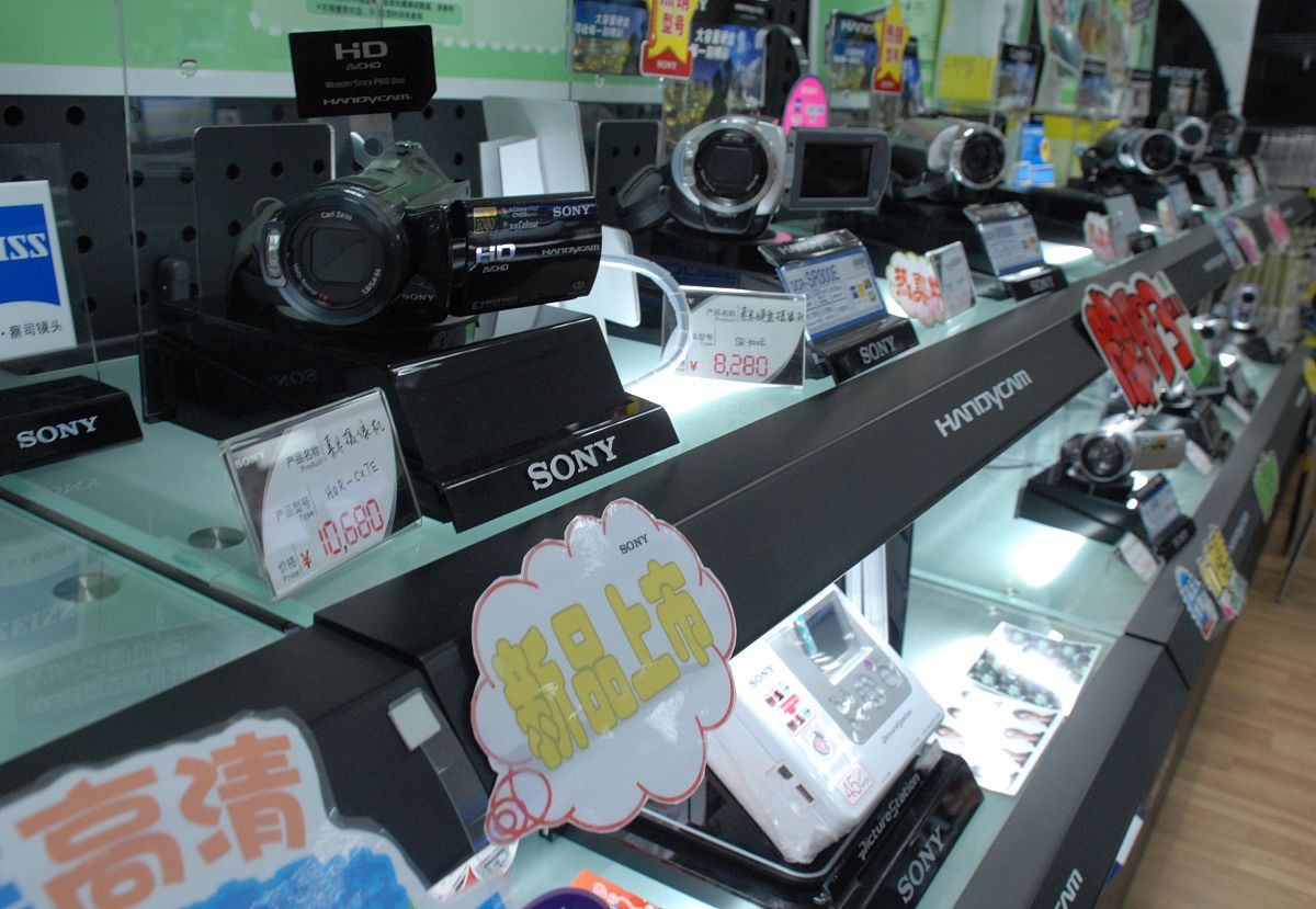 2007年7月25日,青岛,一个电子城里面展出的高清的sony索尼dv被挂上降