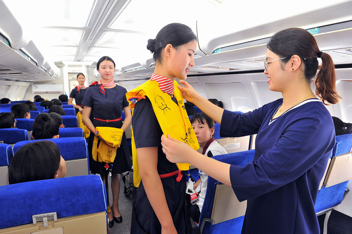 写一大段文本描述实验教学示范中心 队伍建设的举措与取得的成绩