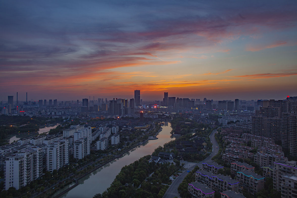 2019年5月21日傍晚,江苏淮安地区上空出现了绚丽晚霞.据悉,连日来淮安