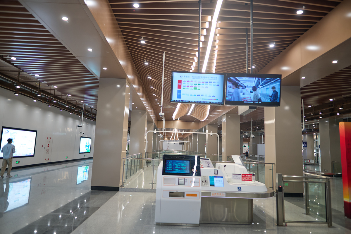 介绍一些新技术在改善南京南地铁站内部环境方面的应用如智能照明、空气净化系统等