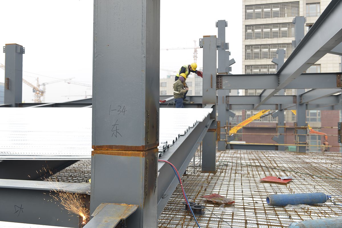 2021年3月21日,江苏无锡新吴区清晏路城市停车场工程建设现场,工人们