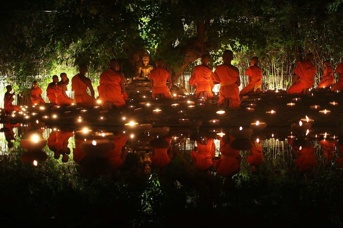 当地时间2014年5月13日,泰国清迈,泰国僧侣举行仪式庆祝卫塞节,这是一