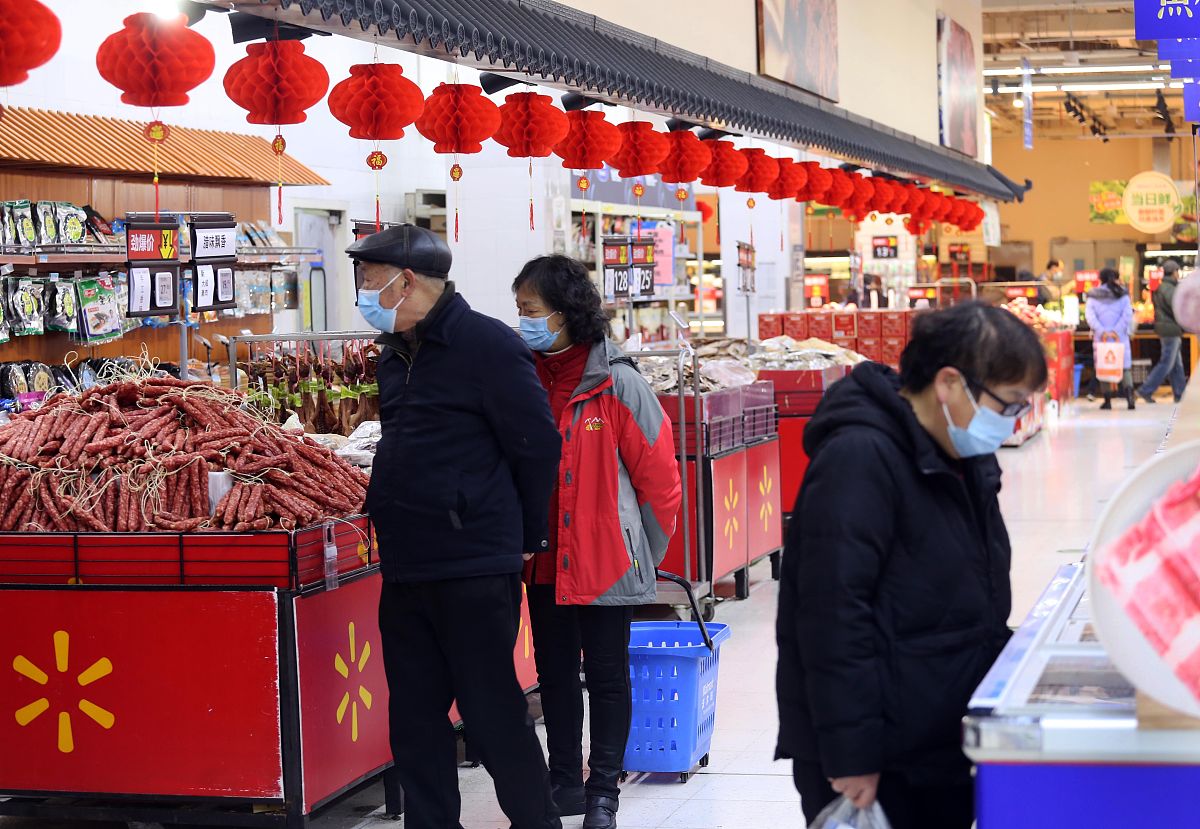 2022年1月24日,南京新街口一大型超市内,各种年货琳琅满目,前来选购的