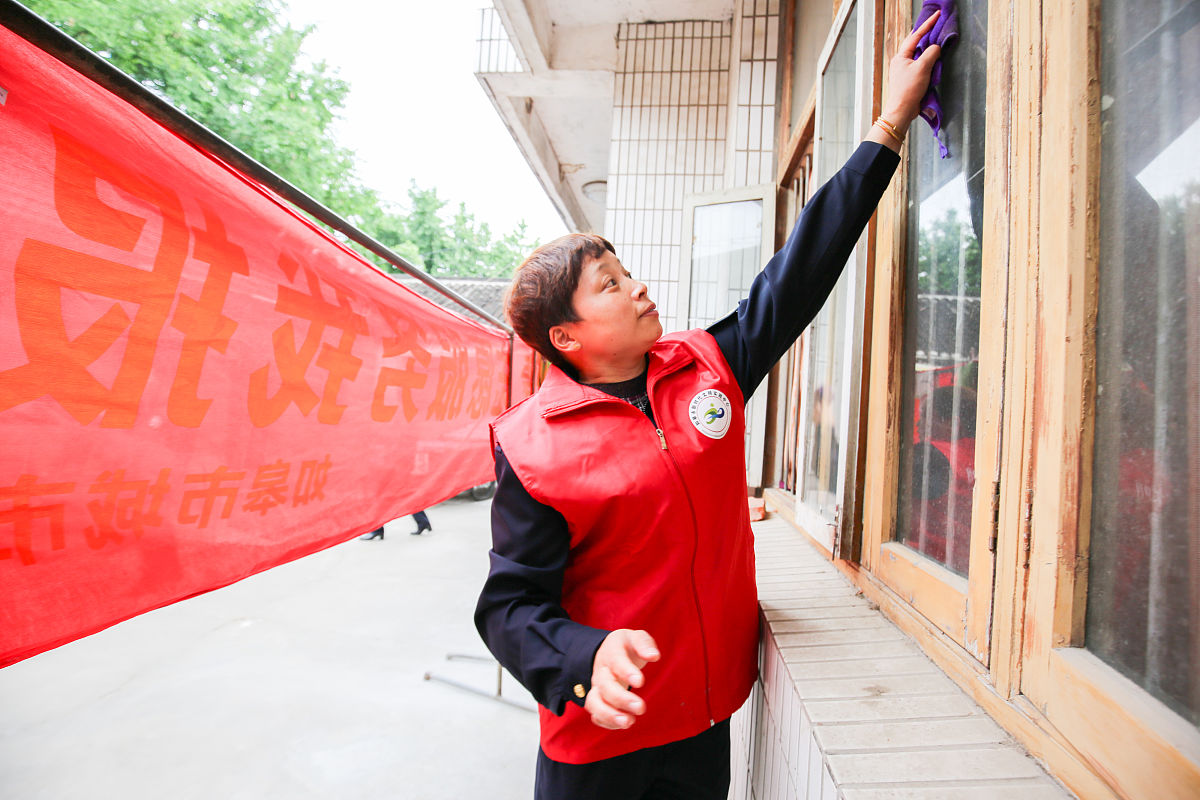 党员进社区：大直社区出租房安全隐患“清扫清零”行动