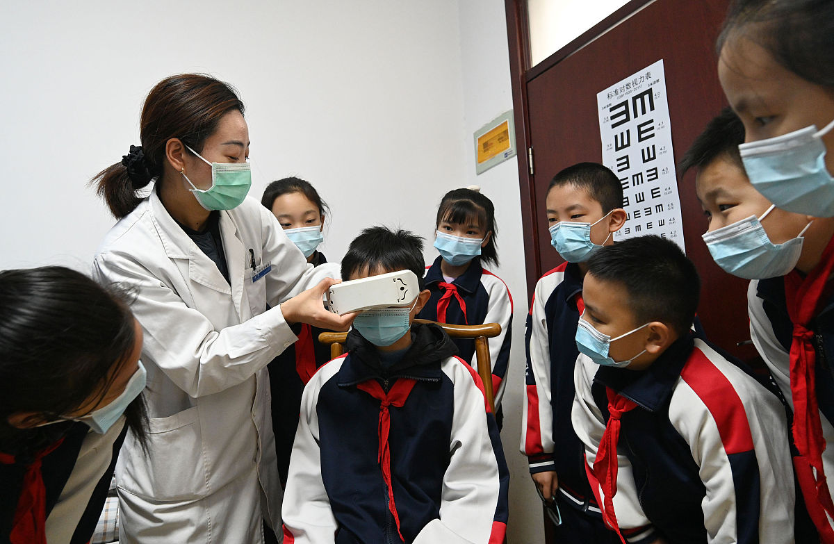 2021年10月21日,河北邯郸,中医院的医务人员通过眼灸仪为中华桥小学的