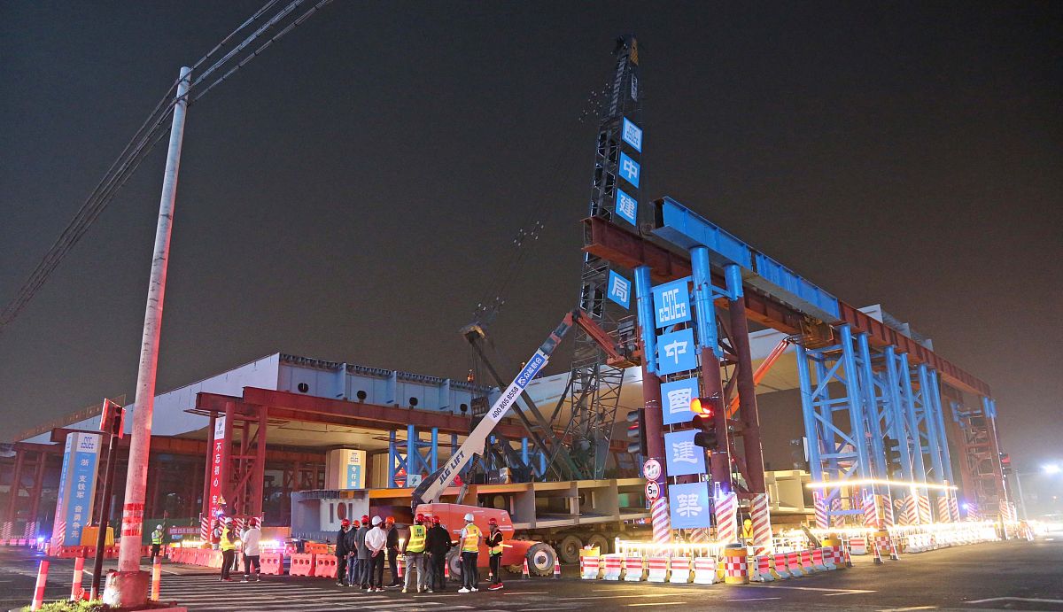 中建八局一公司见习商务工程师自我鉴定 - 努力学习，提升专业技能