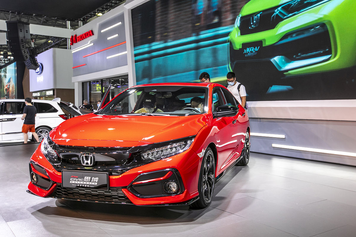 本田思域虽然是前驱车但它的动力和操控也绝不亚于后驱跑车。这个部分多写一点大概100字