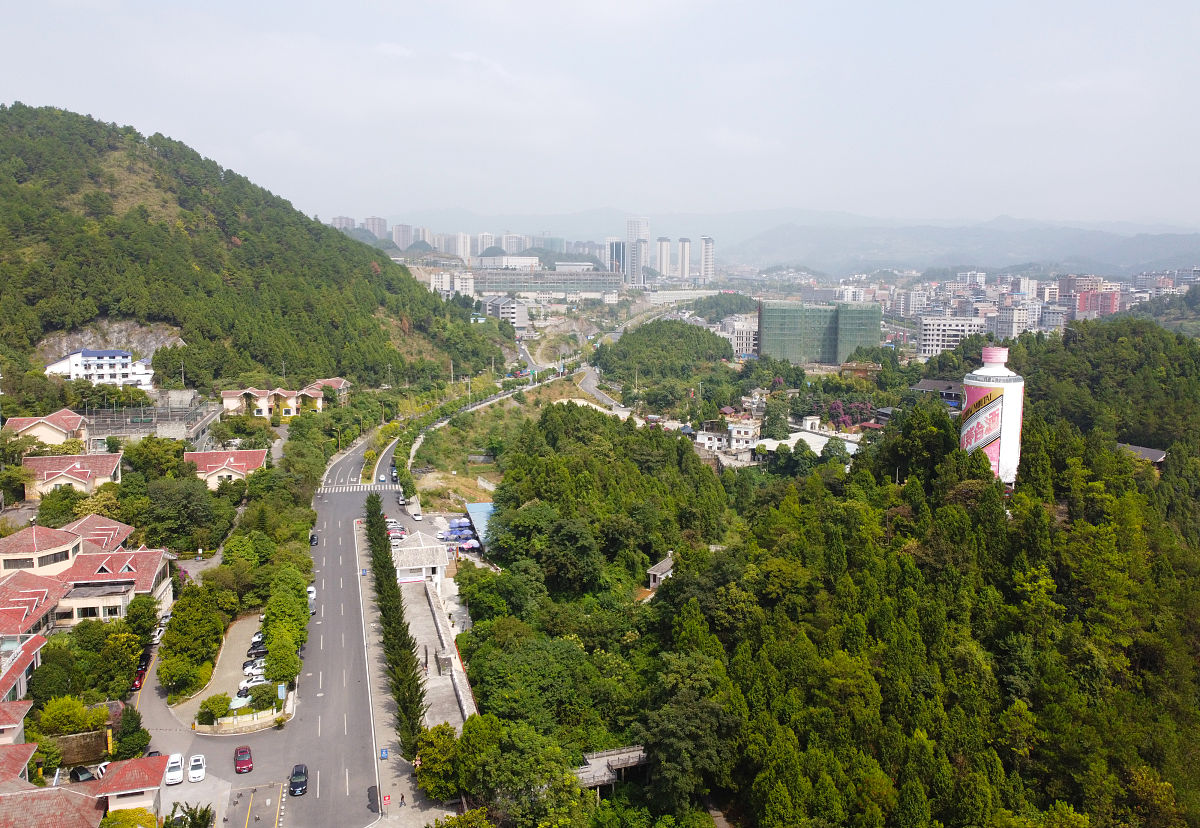 2020年9月5日,贵州遵义,仁怀市盐津河风景区的茅台酒瓶建筑.