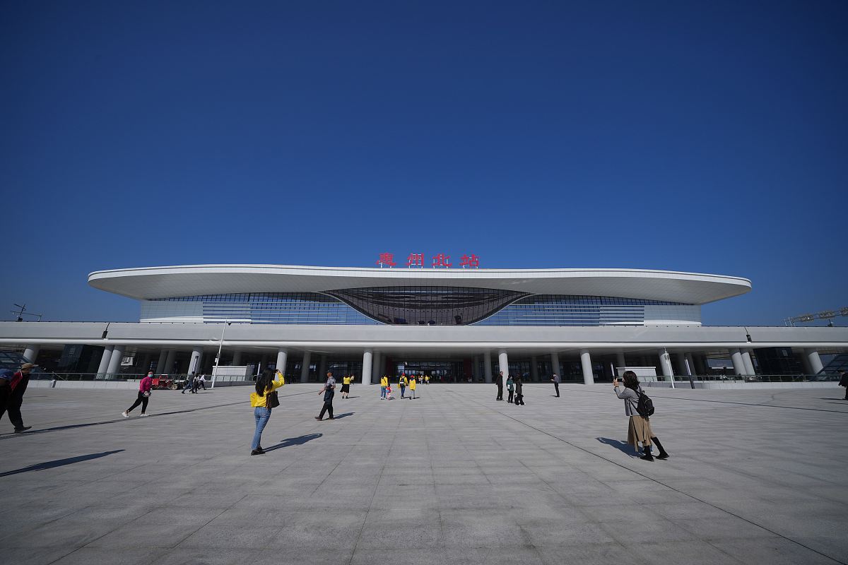 云南高铁专业学校_昆明华西航空学校_昆明空乘学校招生咨询