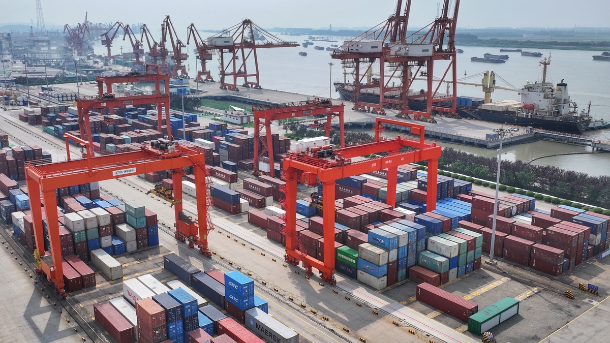 评价重庆港、岳阳港、武汉港、九江港、芜湖港、南京港、南通港、上海港的港口深度并给出排名