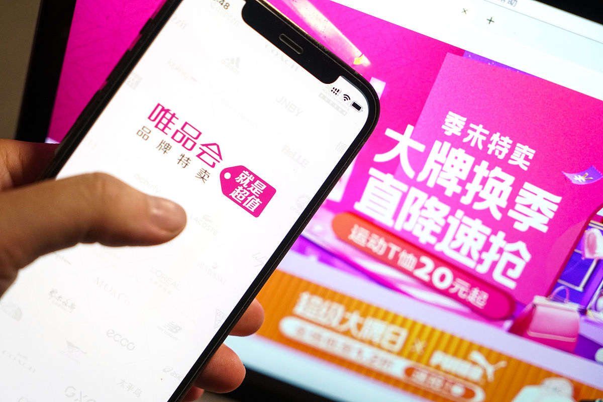 你现在是小红书实用文案up主。请给出10个爆款主题