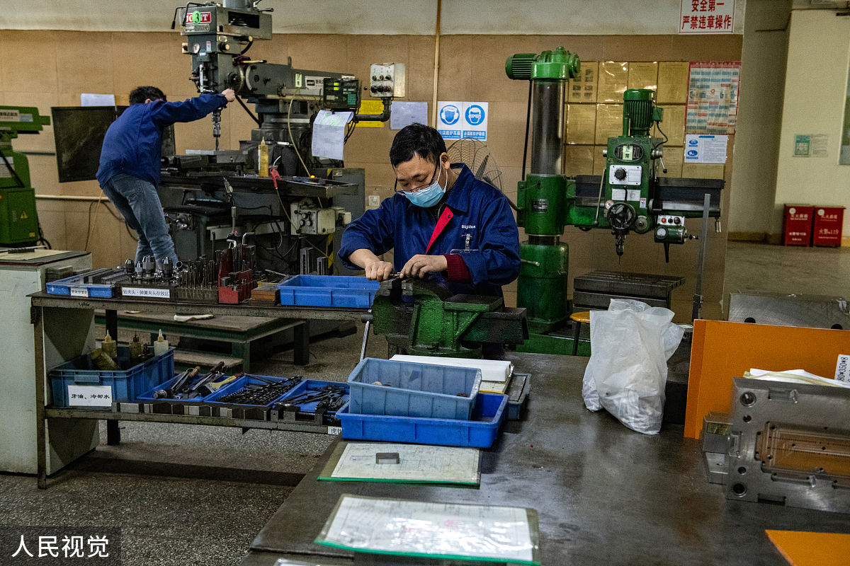 translate to chinese. Purchase of Basic Equipment and Tools (e.g. Personal Protective Equipment, PPE; workshop and machining tools) most likely sourced in Kampala.