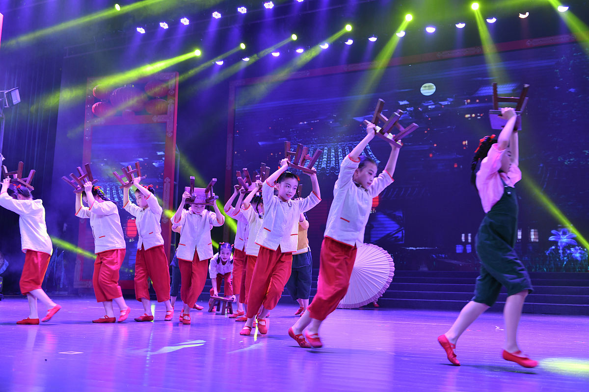 小朋友表演报幕