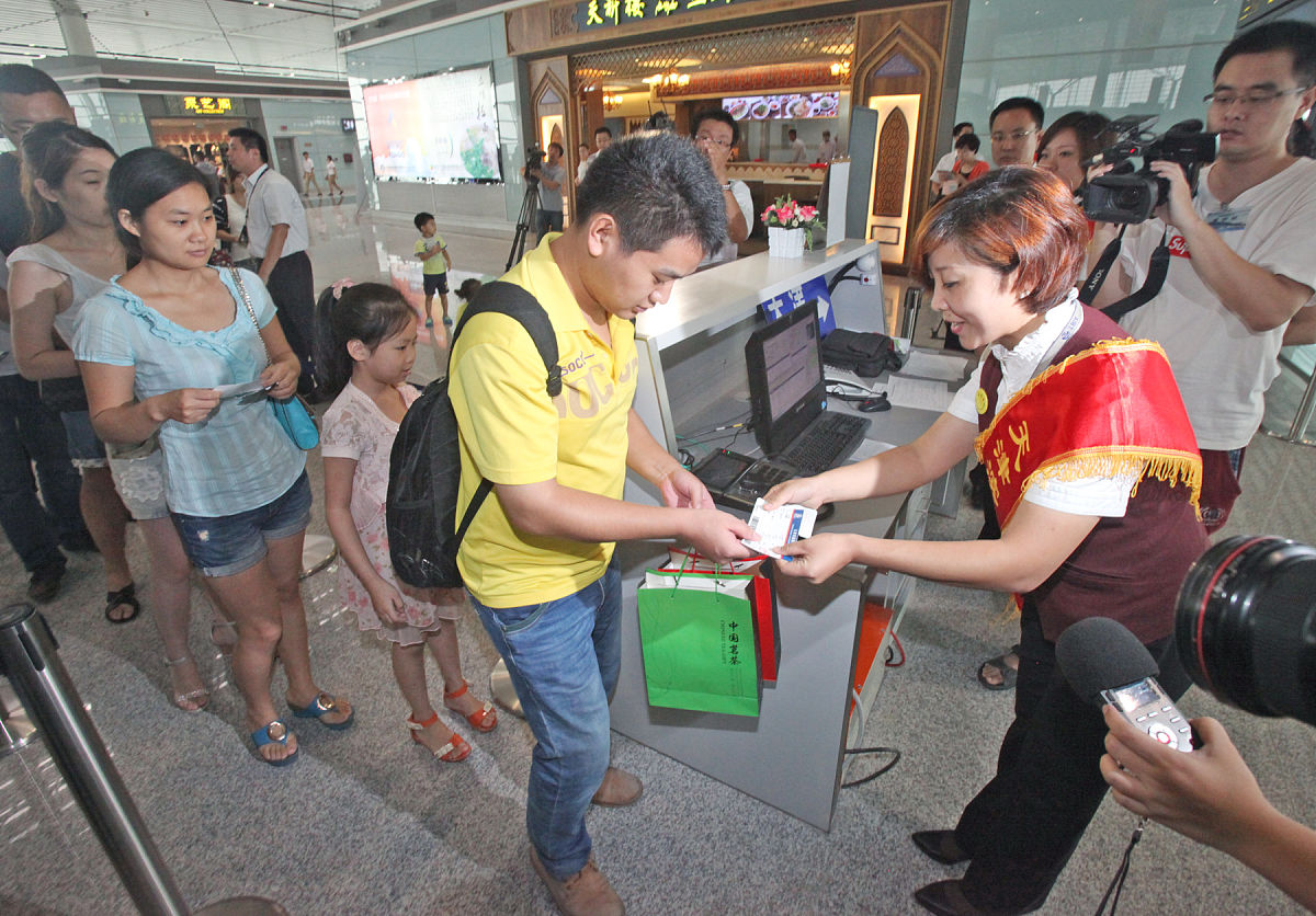 山东金桥进出口公司总经理Tony和业务员Sherry打算赴马来西亚与位于吉隆坡的CD公司洽谈业务会议安排在2023年5月19号Tony计划2023年5月17日出发并且希望到选择时间最短的行程请问Sherry应该通过什么航空公司订哪个航班的机票？