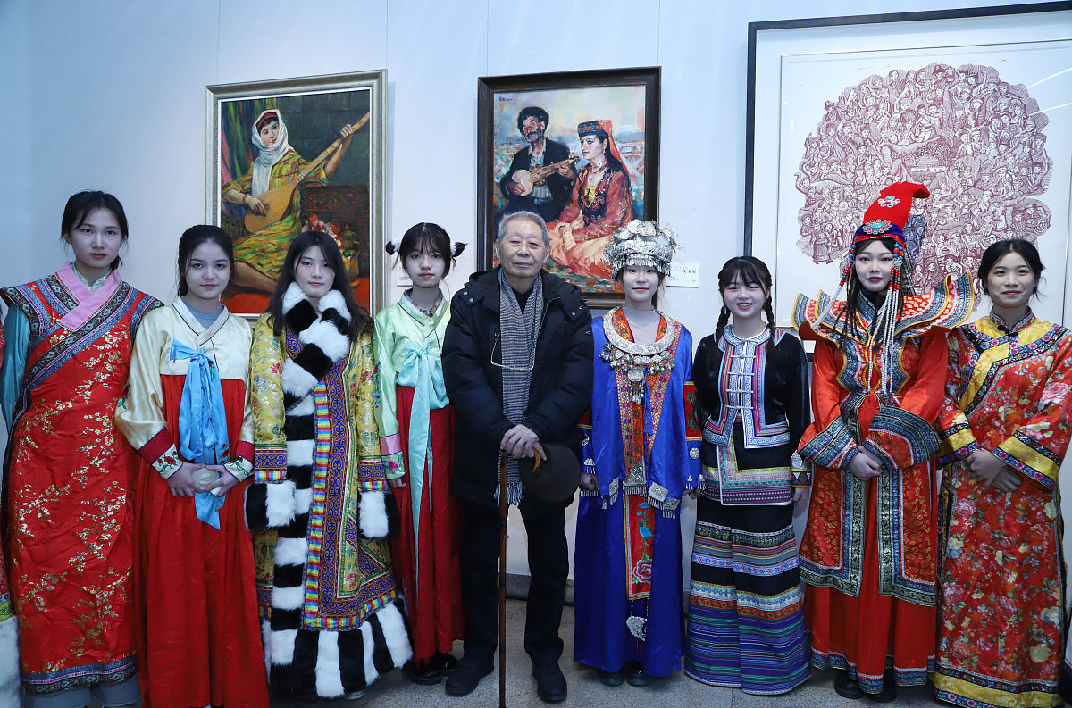 2021年12月20日,北京,中央民族大学美术学院教授刘秉江在展览现场与民