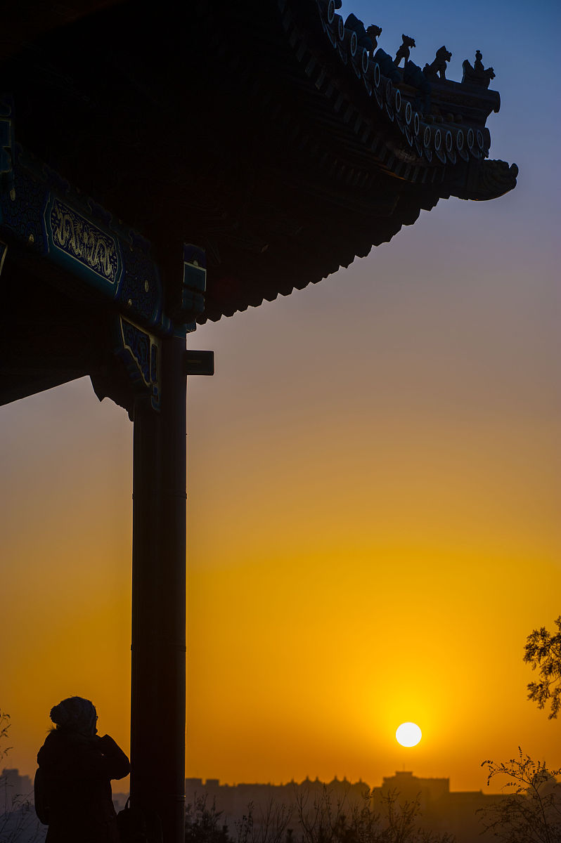 2014年1月1日,北京,新年第一天的清晨,景山公园山顶上聚满了中外游客