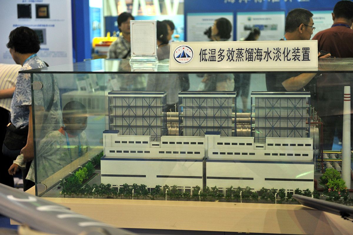 抗盐蒸馏系统设计：利用差异吸水率材料引导流