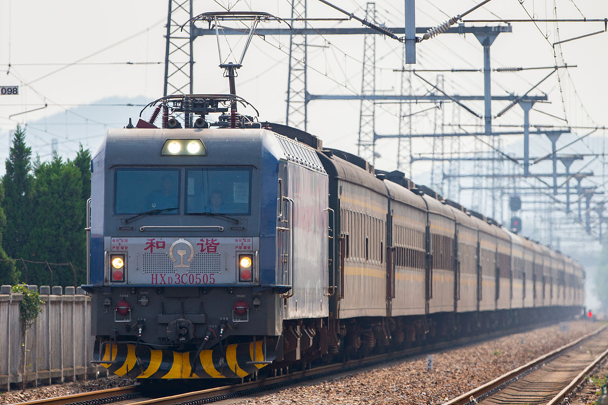 帮我写关于HXD3D型电力机车机械部分及常见故障分析的论文