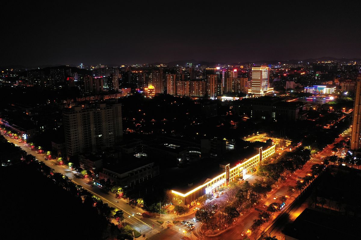 2021年2月17日,广东省东莞市长安镇政府长安公园全夜景.