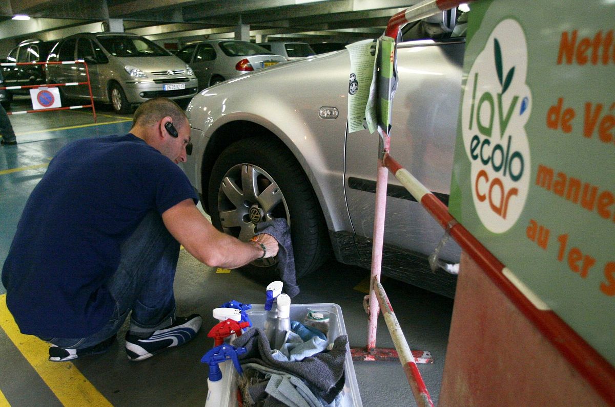 2007年6月19日,法国拉罗谢尔,一个洗车房使用新方法洗车,无需用水.   