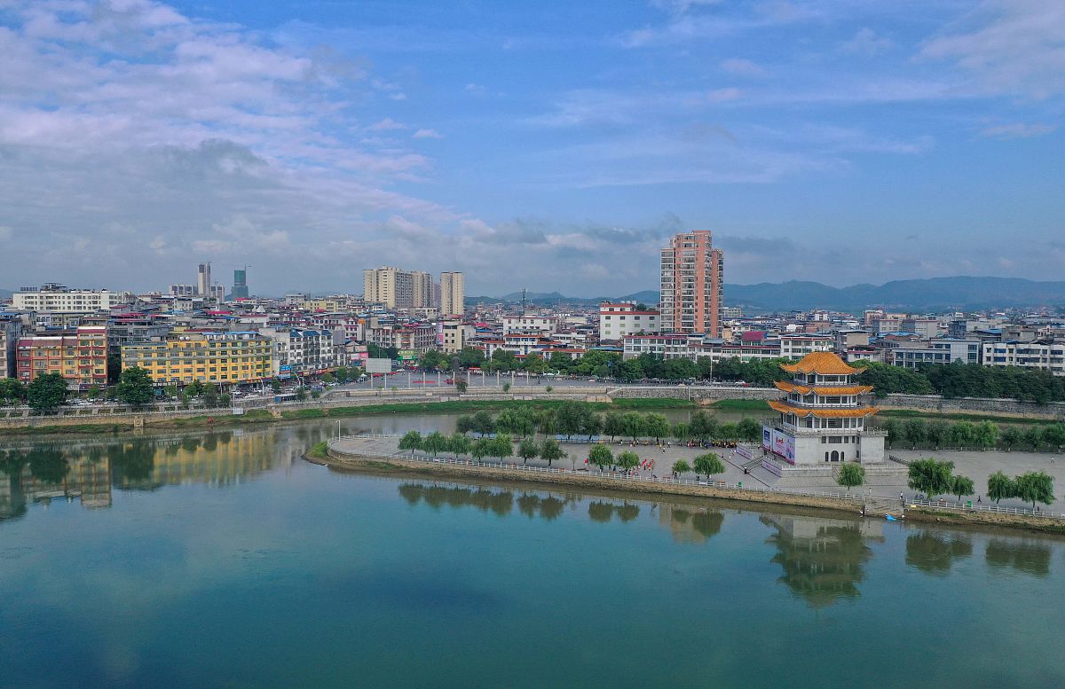 2021年6月12日,潇水河穿过湖南省永州市道县县城,航拍潇水河两岸风光,