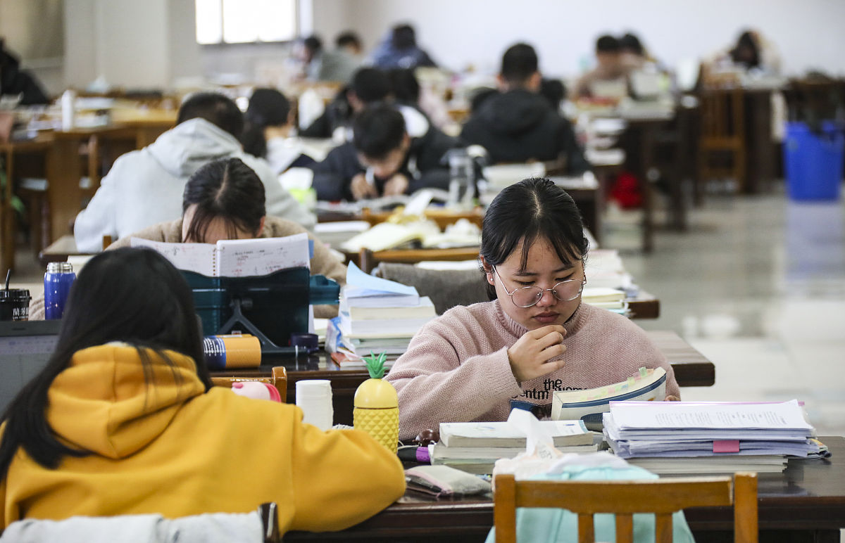 2019年12月11日,江苏淮安,淮阴师范学院考研的学生抓紧时间在图书馆内