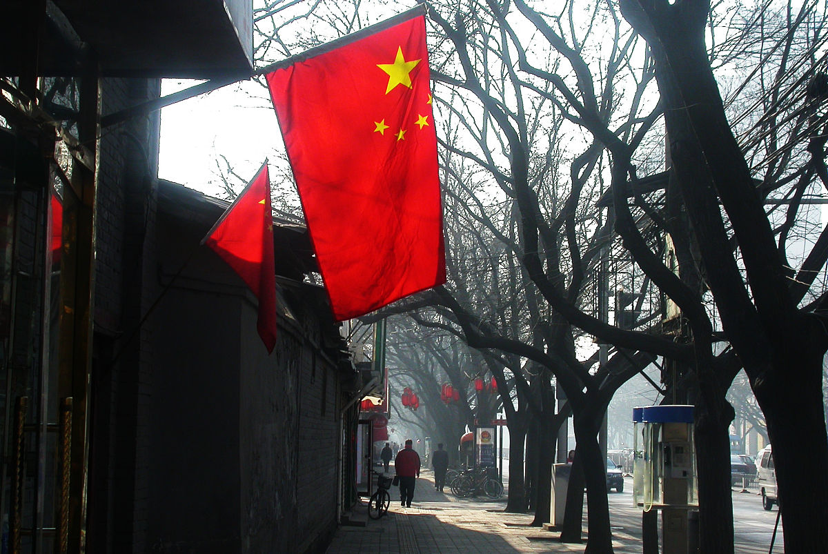 某城市内有一宗土地需要评估根据该地块的条件选择比案例ABC三个可比案例相关情况如图所示已知该城市从2020年3月到2020年10月该类土地的价格逐月上升1％。请按照以上条件采用简单算数平均估该宗地2020年9月30日的正常单价