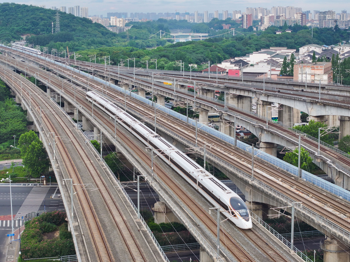 未来新增三条高铁通道将成都纳入全国高铁网