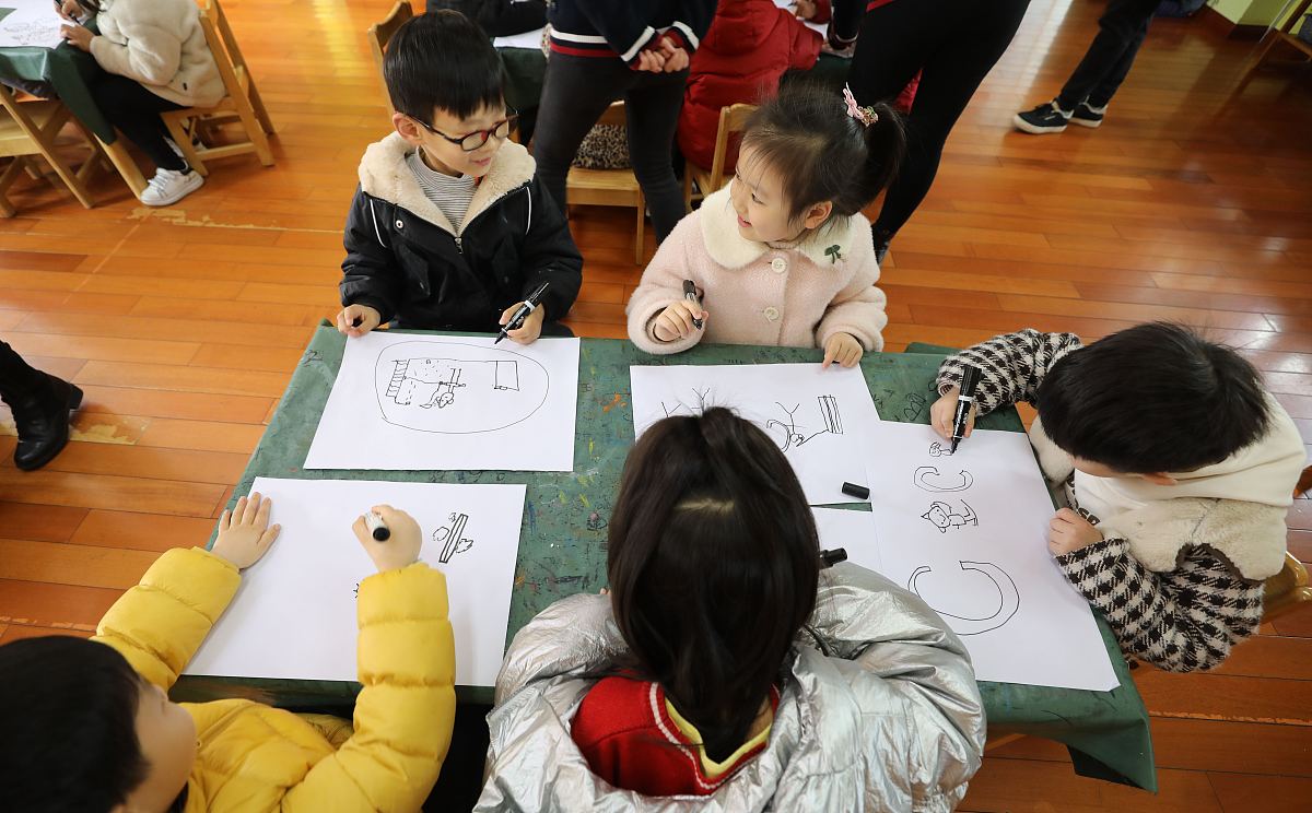 幼儿美术课程角色游戏实践研究中期汇报撰写指南
