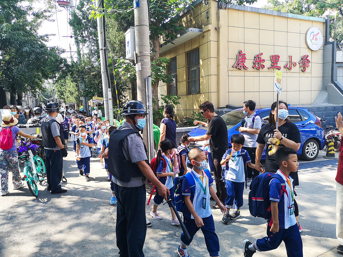 2021年9月2日,北京,一处小学的家长接送场景.