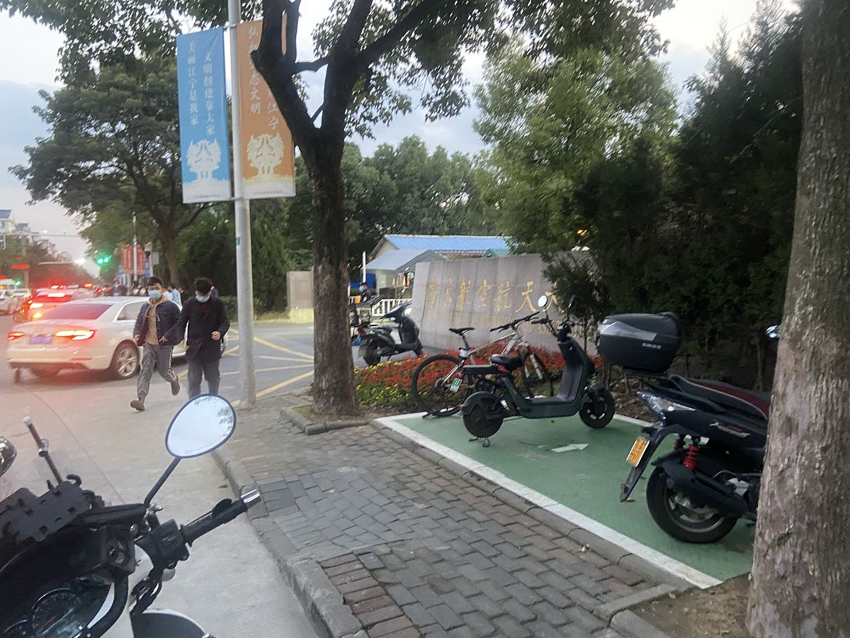 中江文萃苑电瓶车充电混乱，业主乱停乱充引安全隐患！