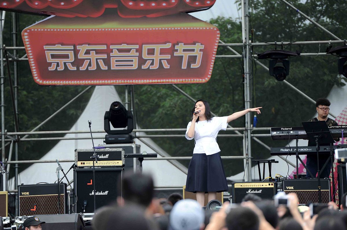 某京东商家专门从事图书和音乐CD的网上营销本月采购图书10000个单位采购