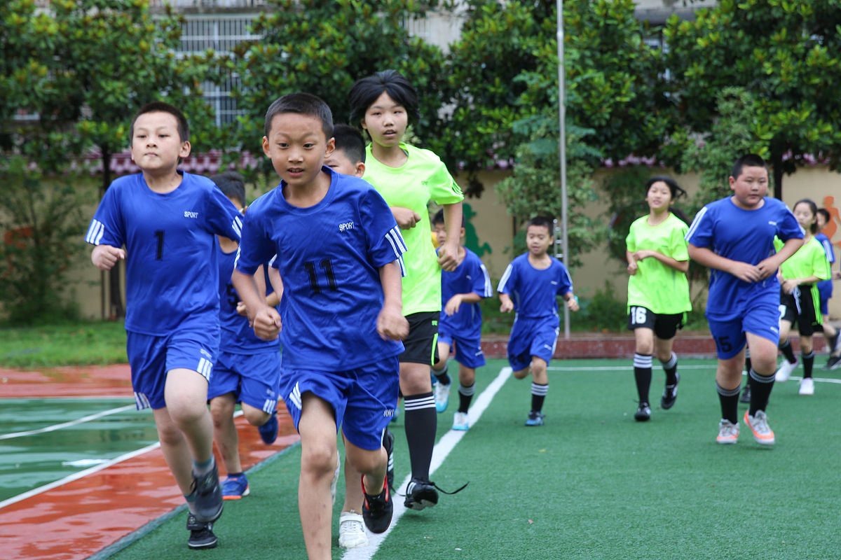 2021年7月5日,湖北省襄阳市,老河口市第二小学学生参加学校暑假课后托