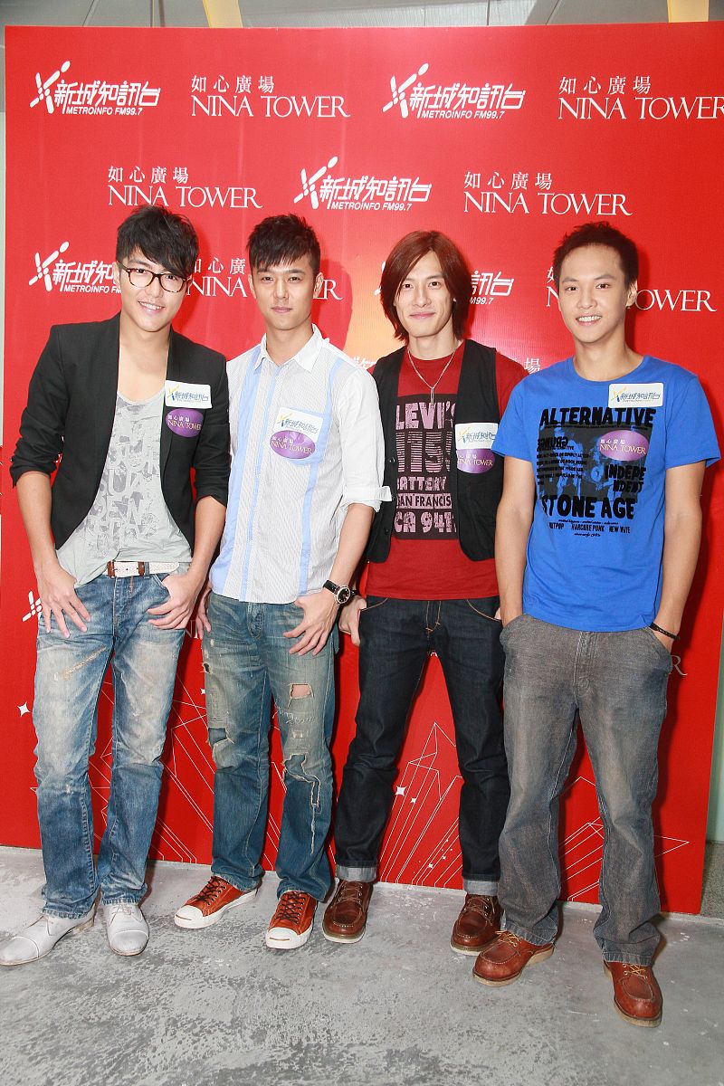 从深圳北出发去香港住在香港荃湾西如心酒店给出一个两天自助游香港的行程计划给出具体的时间以及公共交通地铁站名不考虑坐的士。第二天晚上返回深圳北站旅游景点包括太平山山顶叮叮车杜莎夫人蜡像馆优先从深圳北站坐车到香港九龙不要重复玩景点