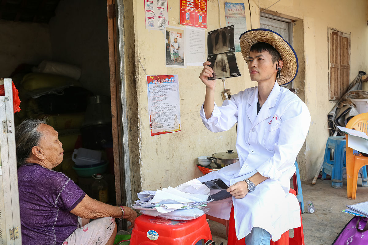 你是一位三下乡的学生请你为题目为农村医疗普及和改革发展的社会实践活动写1篇日记要求位于王家村每篇不少于三百字不多于两百字。