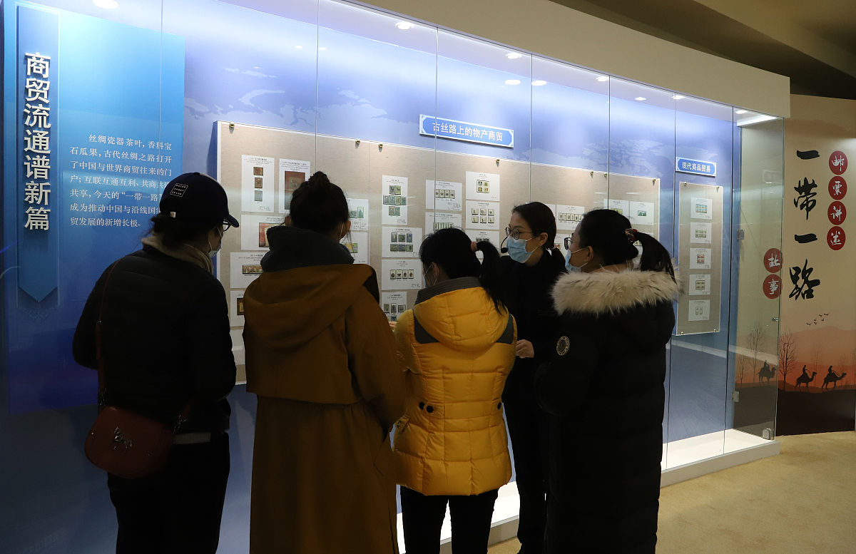 2020年11月27日,北京,观众在"邮票讲述'一带一路'故事"邮展现场参观.