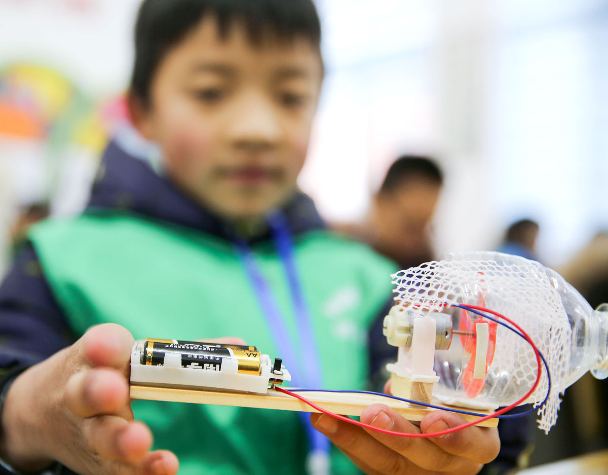 2019年1月13日,在湖南省邵阳市双清区志成学校,学生在科学技能竞赛上