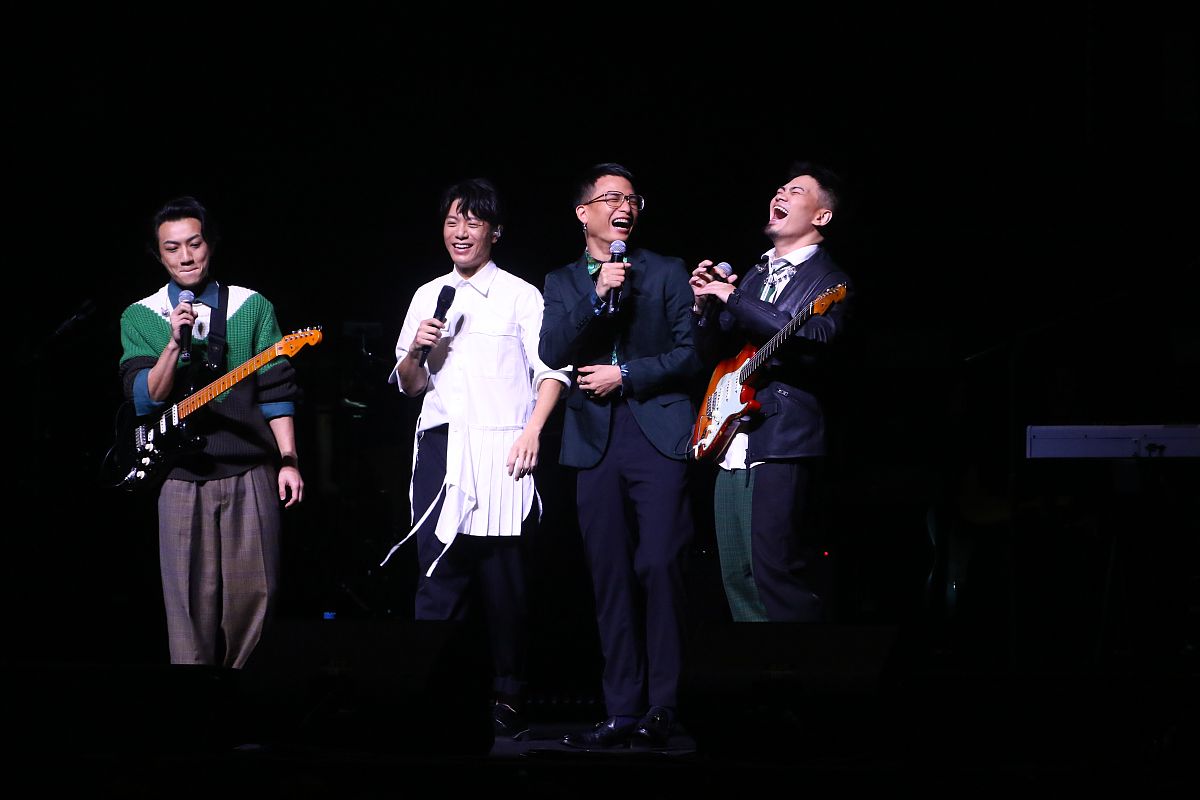 水彩畫家沈國仁老師陳傳齊老師演奏劉天華大師二胡十大名曲第一首良宵也叫除夜小唱 請問這首曲子敘述甚麼內涵 你是不是也可以舉出生活中讓你陶醉不已的某 一首樂曲並試著說明這首樂曲之所以迷人之處。台灣鄉野很美很有感情。你是不是也可以在生活經驗中找到與沈老師一樣歌頌台灣鄉野之美的畫家油畫、水彩皆可並說明他們歌頌的創作有什麼不同
