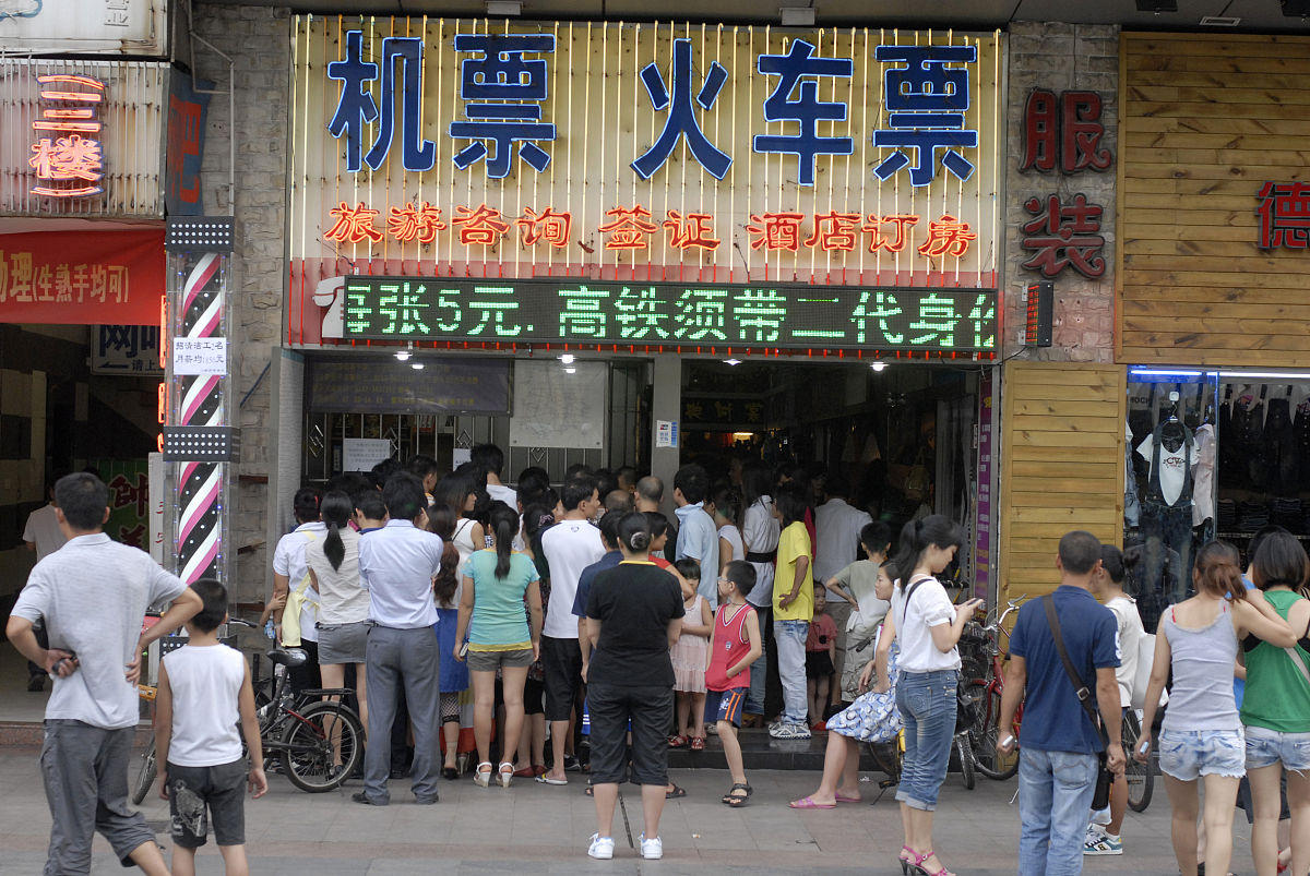2011年08月18日,广东省东莞市.打工者在火车票代购点订火车票.