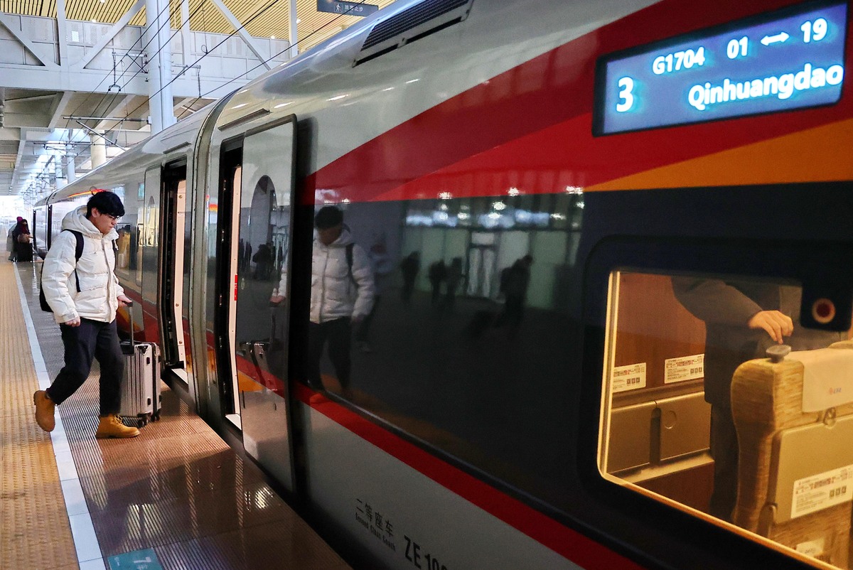 2026年1月25日,旅客在秦皇岛火车站准备乘坐火车.