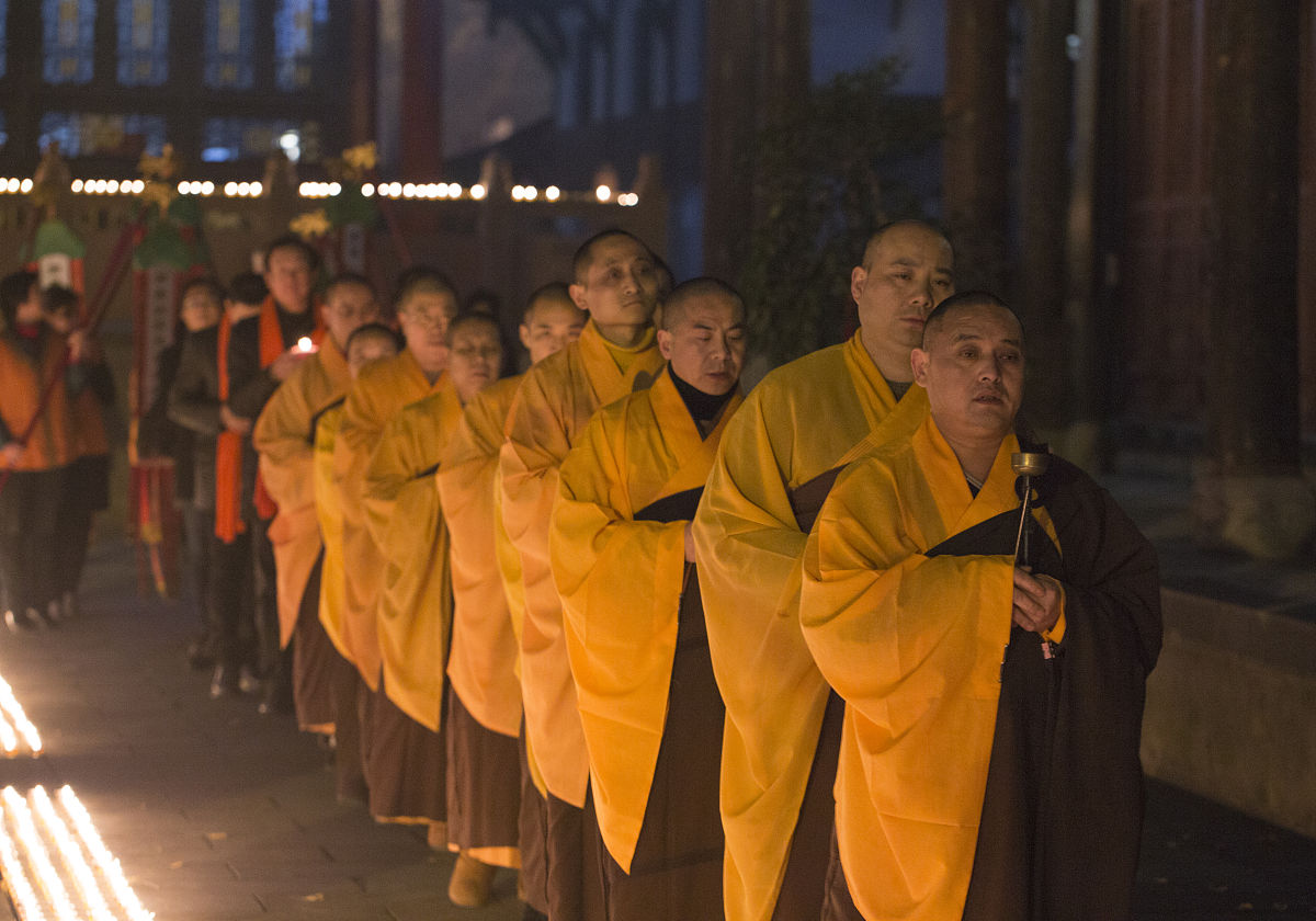 和尚和尼姑的救援行动：修行者如何将智慧和慈悲融入生活