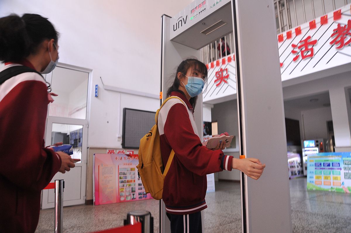 学校门口快速体温检测：有效防控疫情，保障师生健康