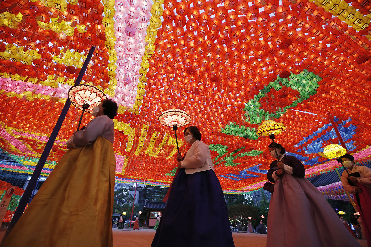 当地时间2021年5月6日,韩国首尔,佛诞节将至,僧侣与民众手持花灯迎接