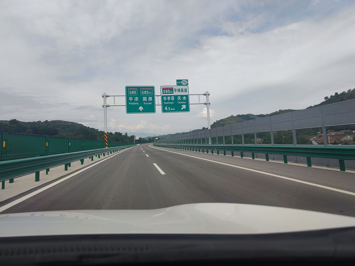 帮我改写这段话使得重复率更低：高速公路和一级公路是收费公路的主要组成部分其中高速公路占据主导地位为运输提供了高效快捷的服务。经过多年的发展收费公路已经建成了基本的骨架体系为我国的社会经济合理布局提供了有力的支撑。然而收费公路仍然面临着一些挑战如部分地区的路网覆盖不完善部分通道的通行能力不足等。为了实现《交通强国建设纲要》提出的建设世界前列、保障有力、人民满意的交通强国的目标各省市相应调整了交通规划