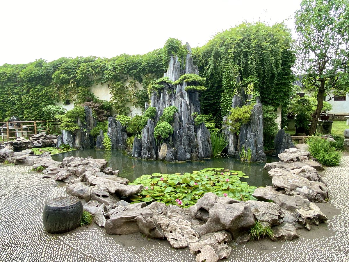 亭子假山水中式庭院写一段描述