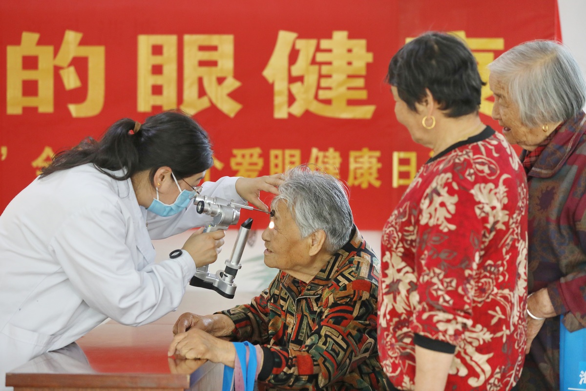 七旬老专家社区义诊，为百姓送温暖，传递爱心