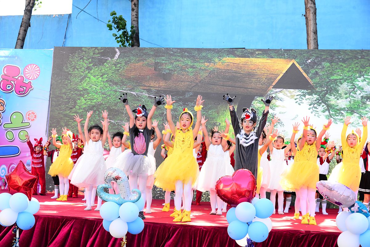 幼儿园组织儿童观看《冰雪奇缘》话剧，孩子们收获美好回忆